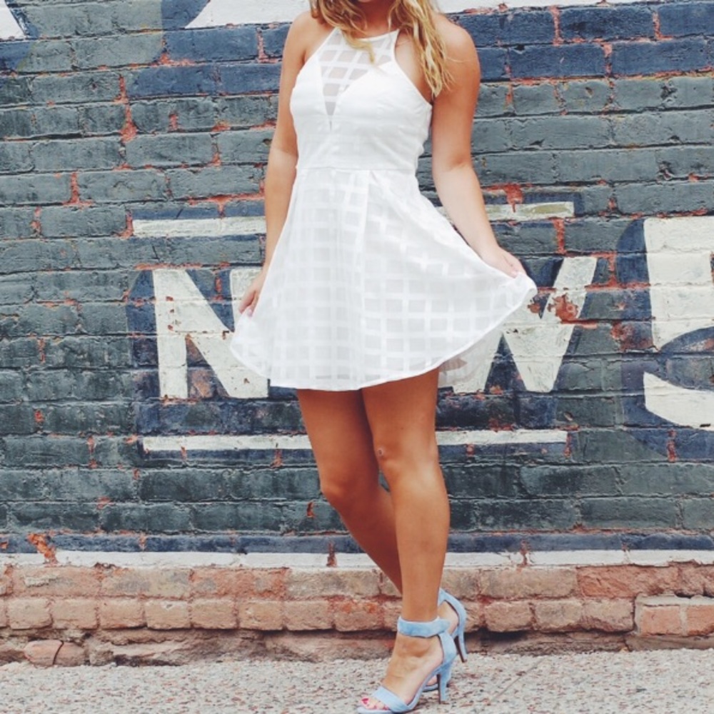 ADORABLE WHITE DRESS - Picture 3 of 4
